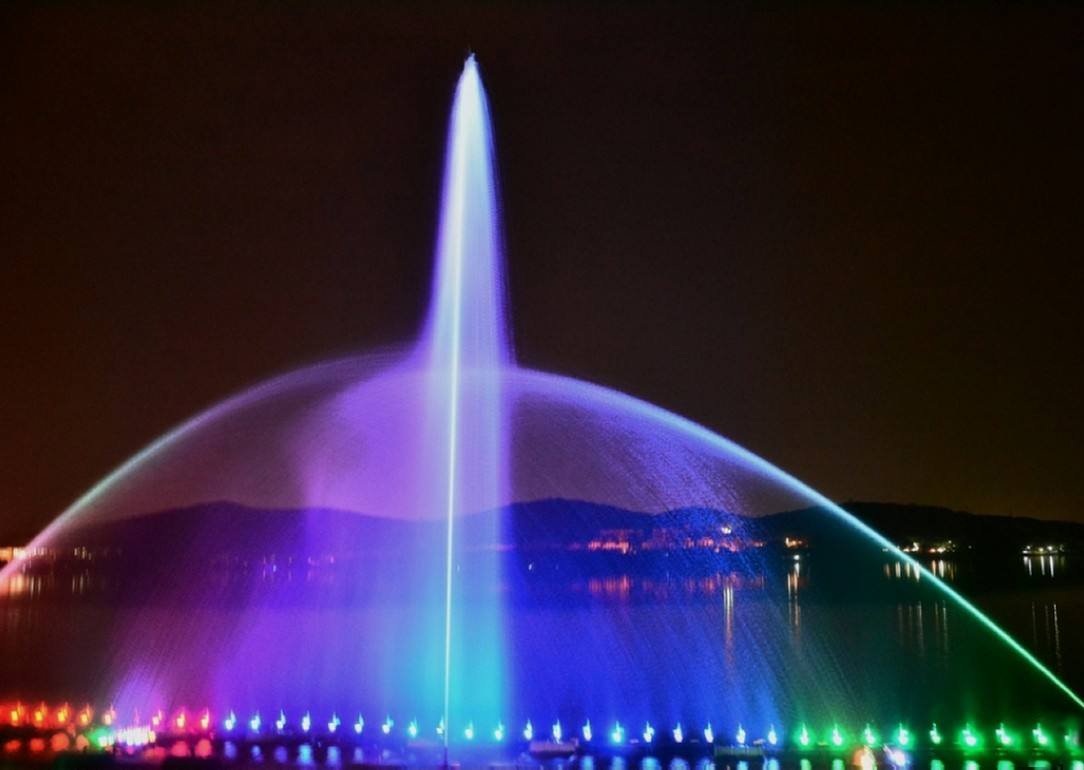 陜西噴泉公司:大型湖內(nèi)音樂(lè)噴泉設(shè)計(jì)安裝